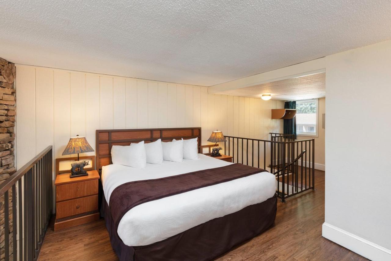 River View Signature King Loft