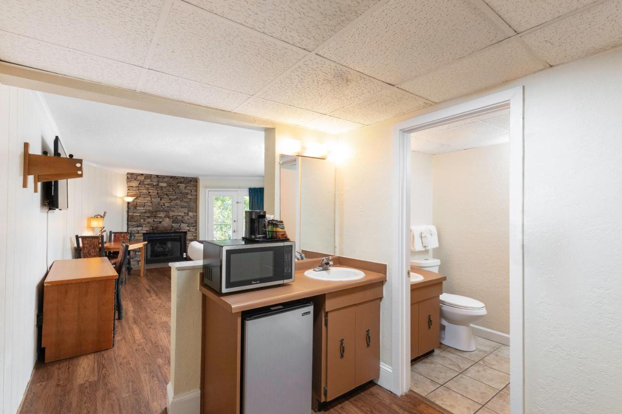 River View Signature Queen Guestroom