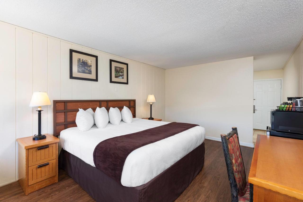 Signature King Guestroom