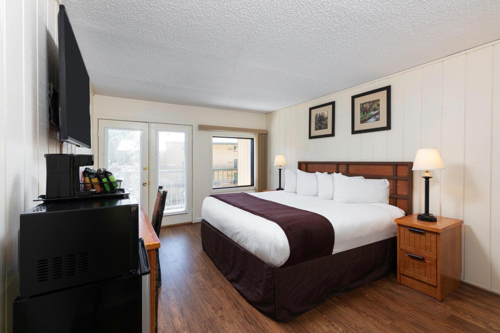 Signature King Guestroom