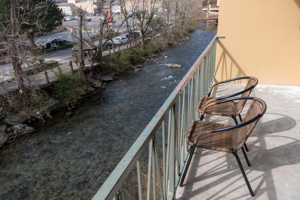 River View Queen Guestroom
